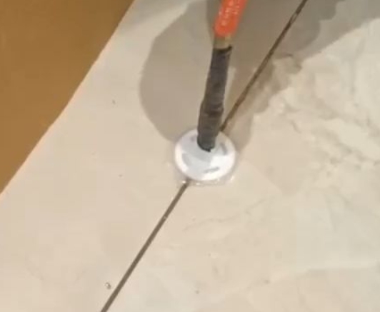 绥化瓷砖空鼓维修公司专业解答瓷砖在铺贴过程中，如果没有涂抹均匀到位的粘结材料（如水泥砂浆或瓷砖胶），可能会导致以下问题
