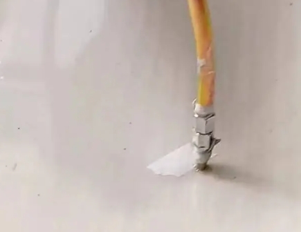 绥化瓷砖空鼓维修公司专业解答在瓷砖铺贴过程中，如果使用的砂料过粗（如全部使用了粗砂），可能会导致以下问题