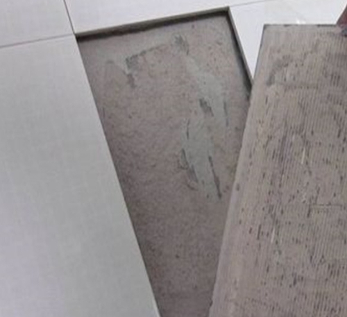 绥化瓷砖空鼓维修公司分享瓷砖铺贴时如果打浆（即涂抹在瓷砖背面和基层上的砂浆或瓷砖胶）过少，会带来以下问题
